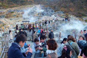 Ngâm mình trong suối nước nóng Owakudani