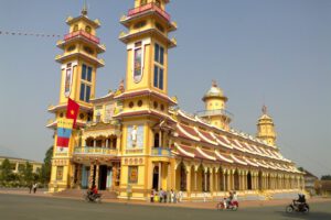 Tour tham quan Cao Đài Địa Đạo Củ Chi 1 ngày bằng xe Limousine